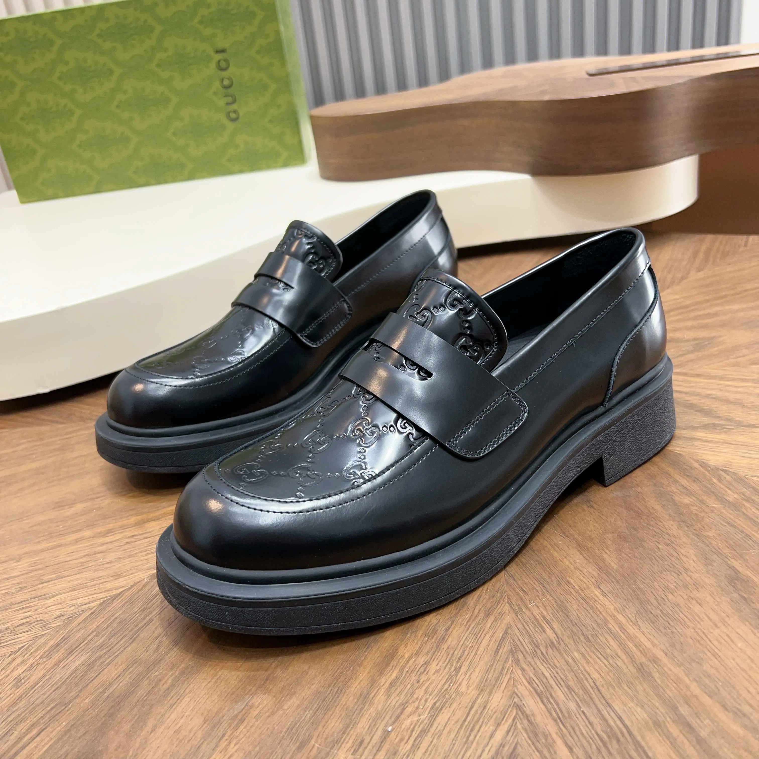 💰780 Gucci/Gucci new men’s lace-up shoes with GG details, matte cow leather derby shoes! The design of this men's lace-up shoe is rooted in the brand's heritage. Crafted from premium waxed cow leather, it is embellished with GG printed embossed suede leather details, a nod to Gucci's iconic monogram. The rubber sole decorated with GG pattern adds a touch of modern fashion to this design. Typical three-joint style design. European and American classic version, full calfskin lining. The overall upper texture is soft and the lining is comfortable and breathable. 2CM thickened soft rubber sole, easy to control. Versatile and stylish upper foot, multiple colors available to meet different matching needs, complete package! Size: 39-40-41-42-43-44 leather shoe size (38.45.46 can be customized)